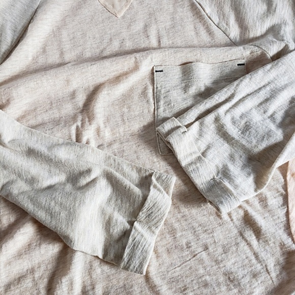 ANTHROPOLOGIE Little Yellow Button Backstory Tee in Oatmeal/Peach M - Picture 4 of 9